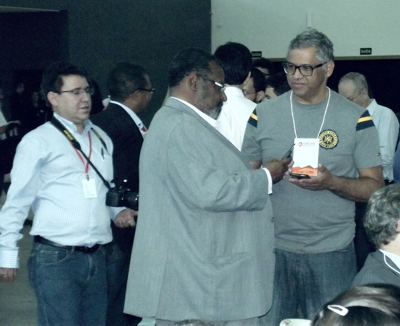 Gilson Soares (UEMG), ao lado do tucano secretário de Desenvolvimento Social, Paulo dos Prazeres, no Fórum Regional - Atrás, Elvis, fiel escudeiro de Gilson